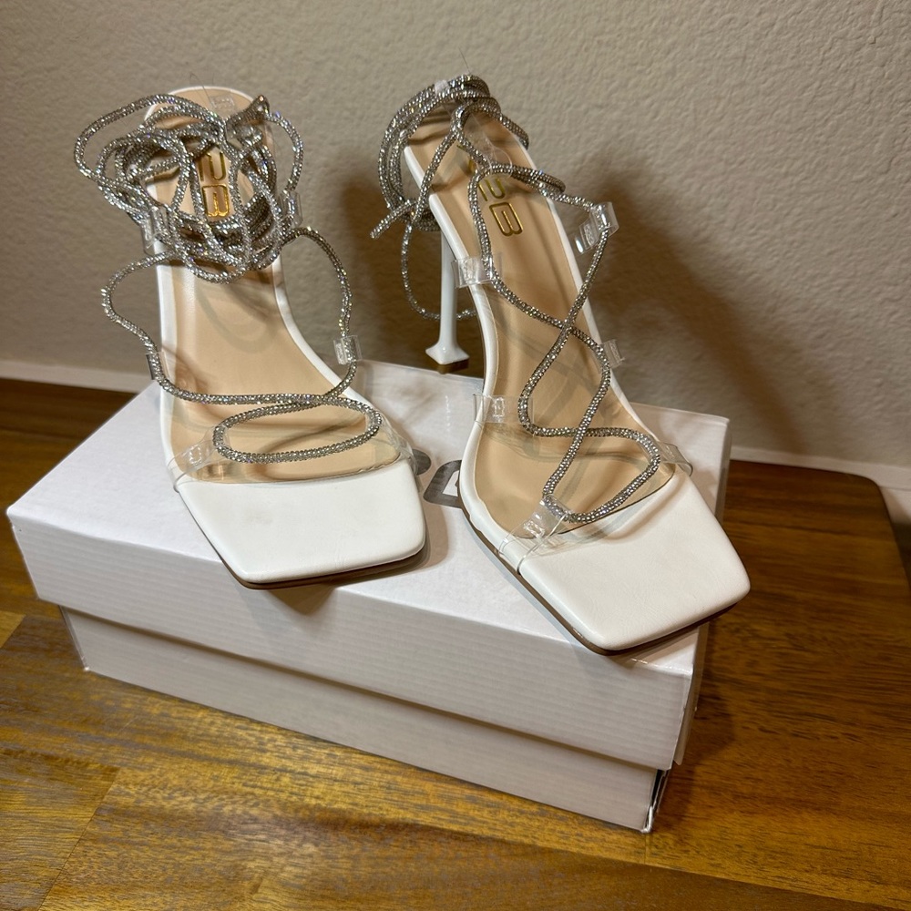 Women’s size 8US open toe white lace up rhinestone heels